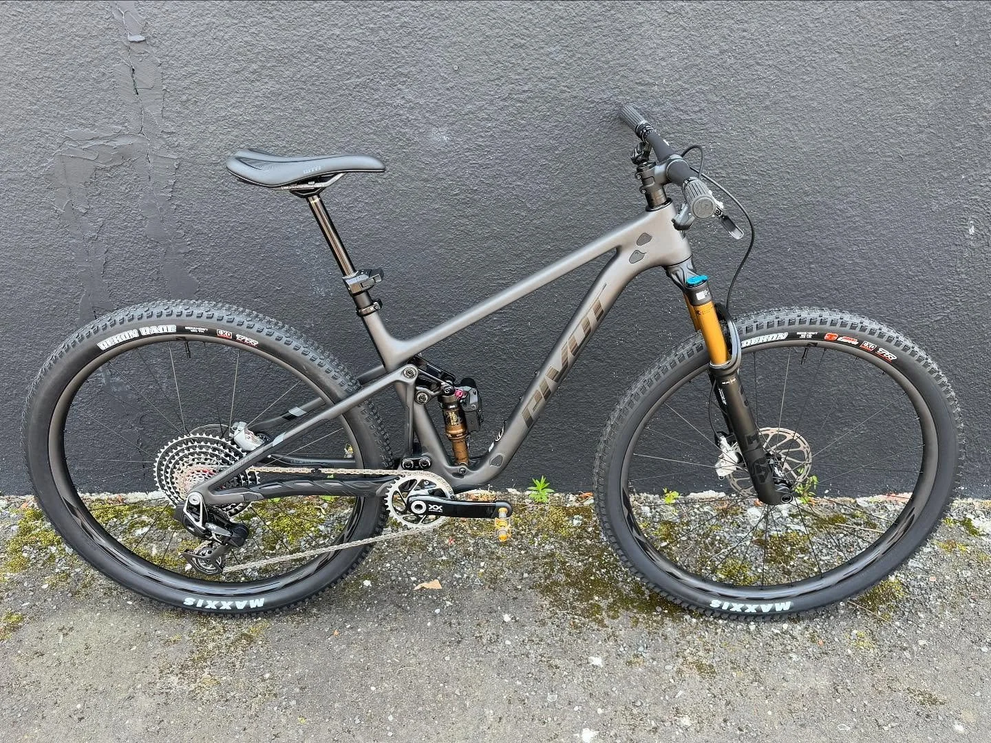 Its an honor to get through such tip-top-tier xc bikes as this Pivot Mach and all the others. Having a blast over here with the challenge of getting our custom dream bikes rite.