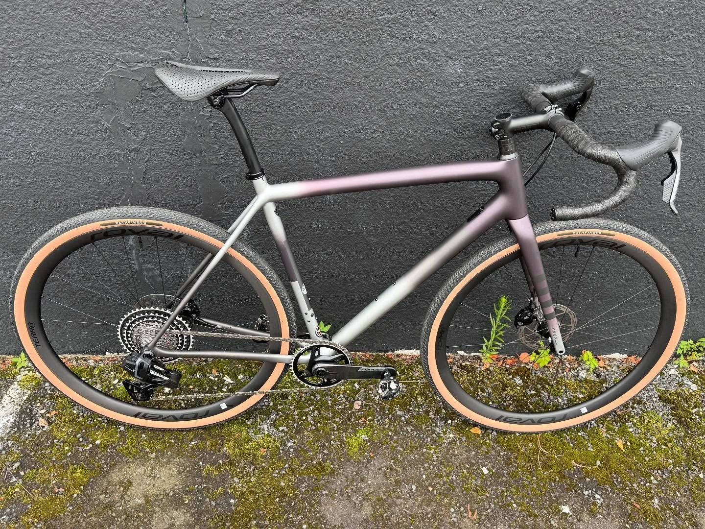 It makes my heart flutter to see Specialized honoring the round frame tube and showing off how good it is on the most modern of bikes like this all-carbon-everything Crux pro and with the Aethos. Bravo S 👏