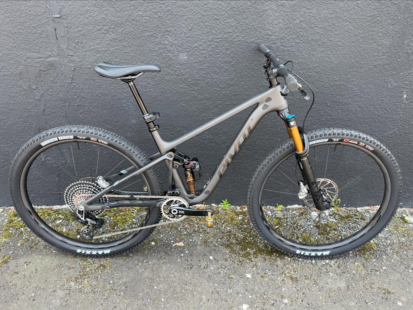 Its an honor to get through such tip-top-tier xc bikes as this Pivot Mach and all the others. Having a blast over here with the challenge of getting our custom dream bikes rite.