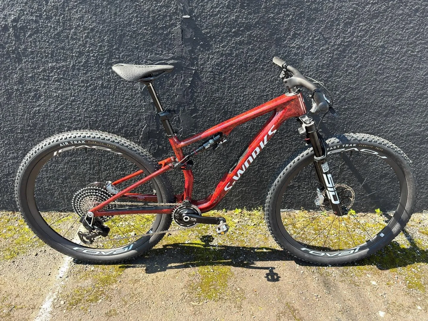 Boy was this superbike a sight to behold. The carbon spoked wheelset on this thing is lighter than most single tires 🤯 rockshox flight attendant continues to please! 23lbs 4oz with pedals and 2 bottle cages