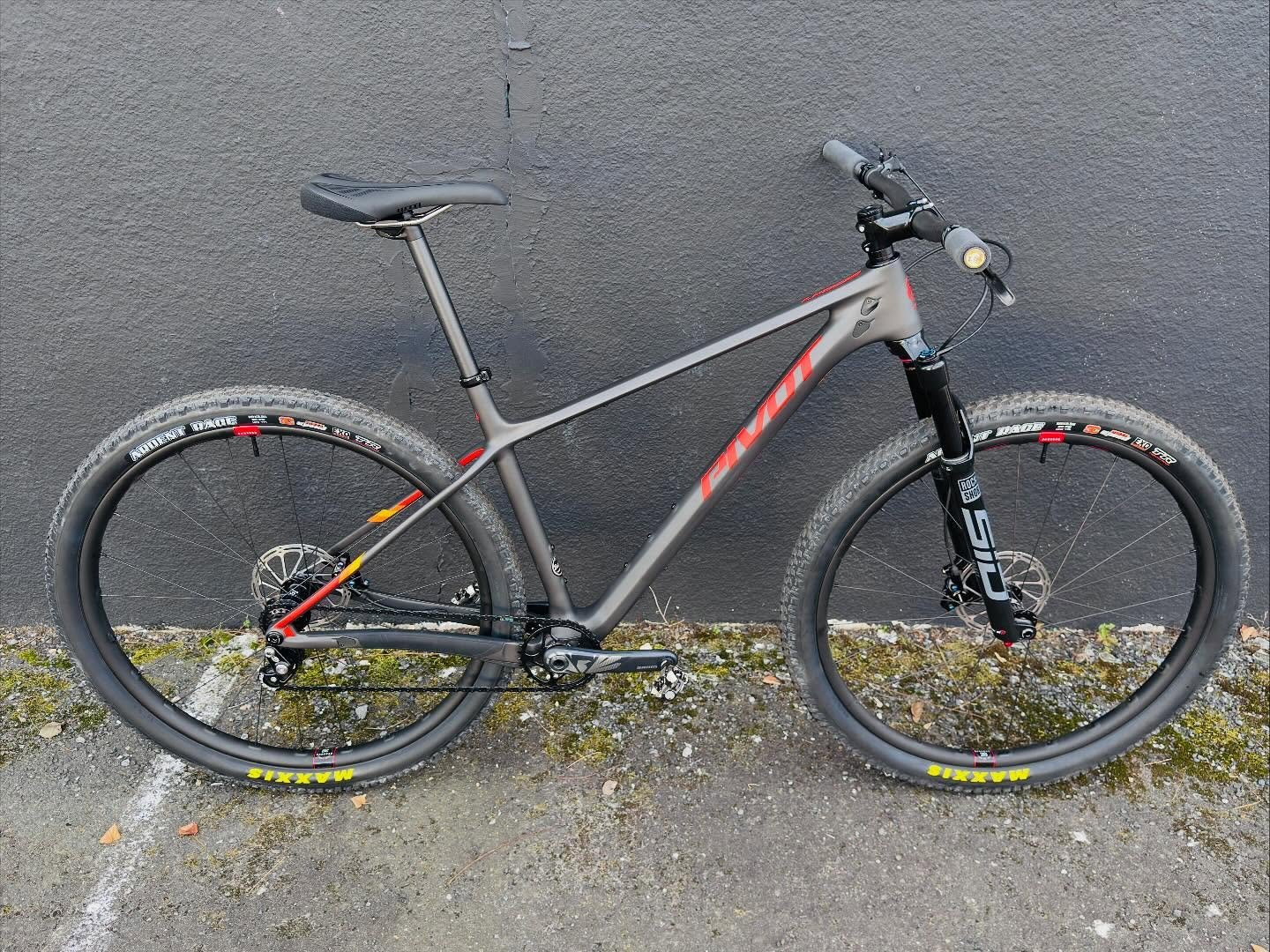 The Pivot LES is everyone&rsquo;s favorite single speed mountain bike. This one weighed sub 20lbs