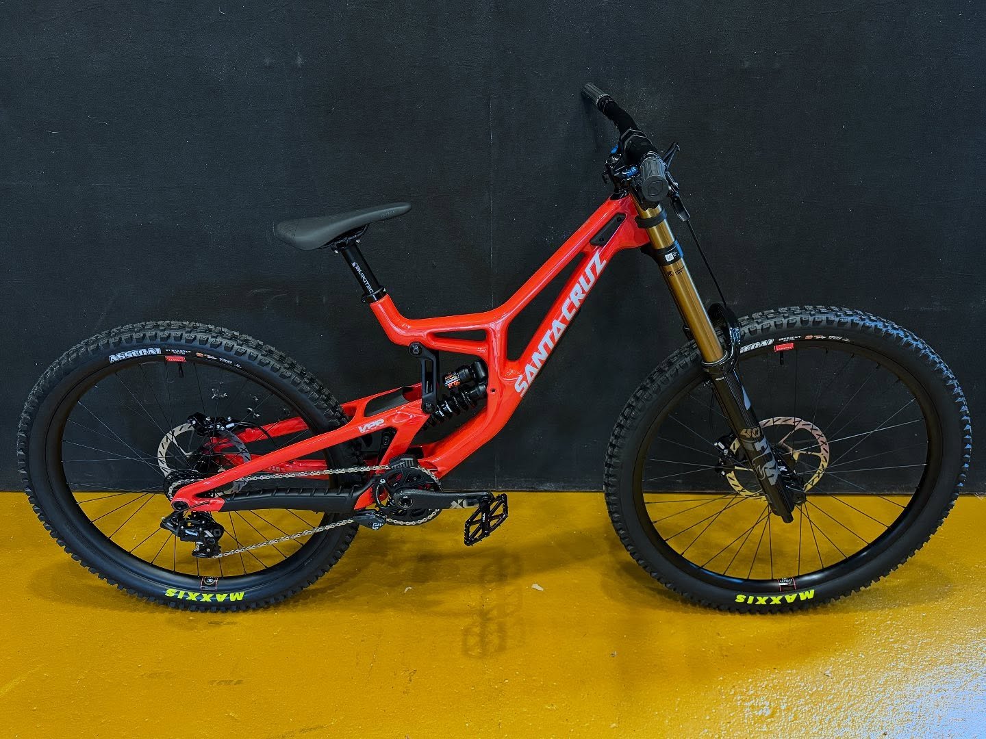 Dh season is upon us. Heres a top teir Santa Cruz v10 we did last dh season that i forgot to post. The only thing about it that has changed in that time is paint because you cant improve perfection.