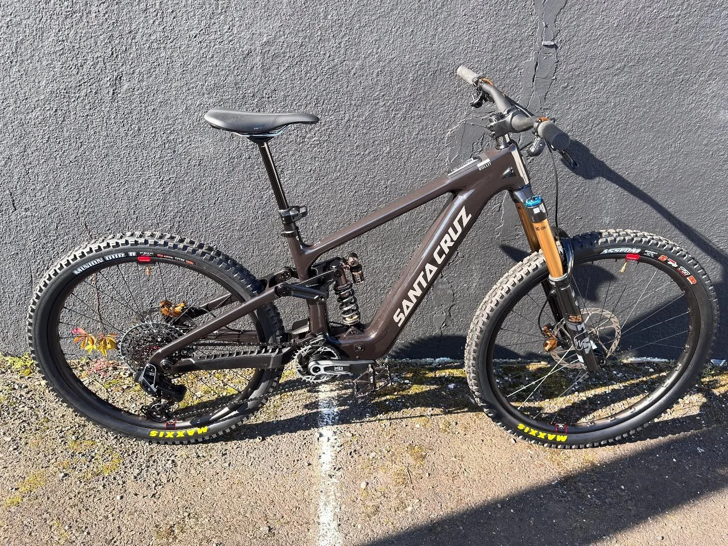 Back to your regularly programmed emtb coverage. The new Santa Cruz Bullit is fantastic. This one got some upgrades in the form of an EXT shock and the newest TRP brakes.