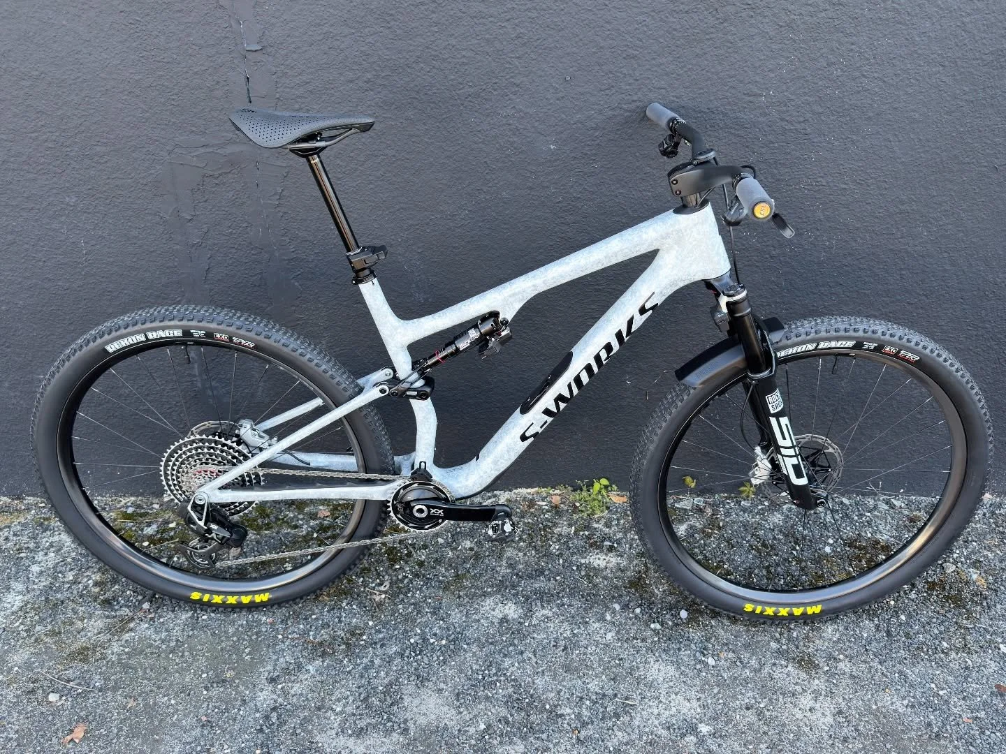 The last Epic 8 out of the shop was a banger of a custom build. Super-duper wheels that we laced in house, Flight attendant, and s-works paint were the 3 cherries on top of this icy devil.