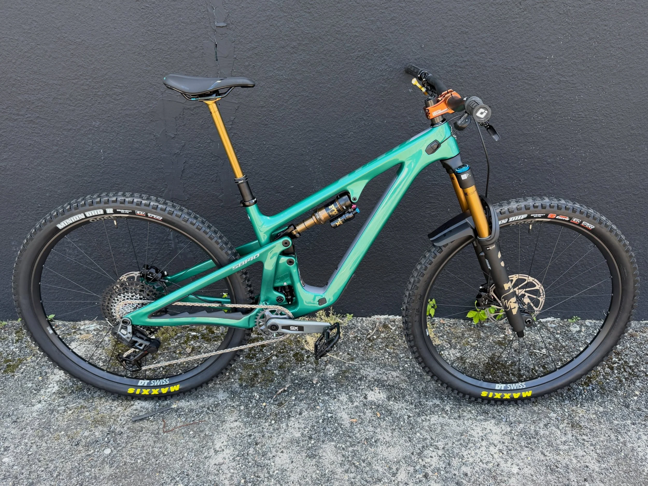 This Emerald SB140 got some fun spec alternations before going home. A power meter crank and Kashima all around, right down to the dropper lever and stem, and a carbon deity bar. 

Okay maybe the stem isn&rsquo;t kashima but its still bronzy.