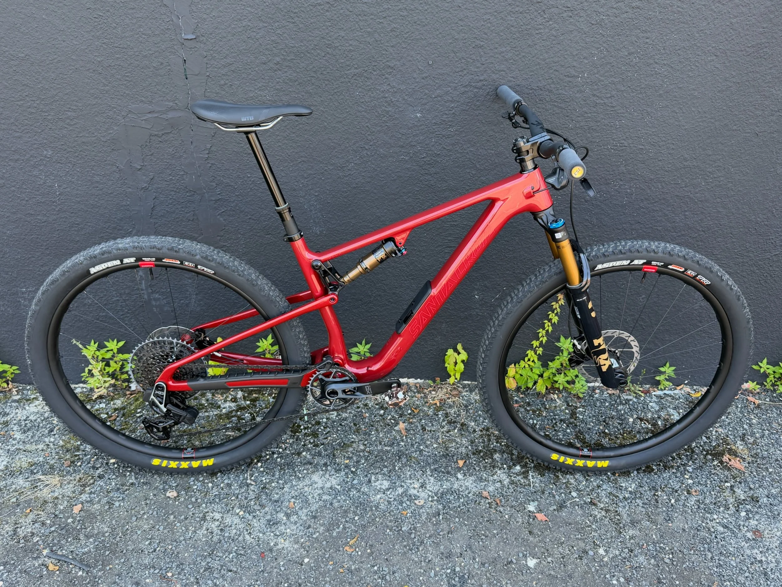 The Blur V5. 5 years time has passed since the debut of the legendary Blur v4.
This is more than an update.
The design choices Santa Cruz have done for this iteration, make this not only the most refined and aesthetically pleasing bike they have crea
