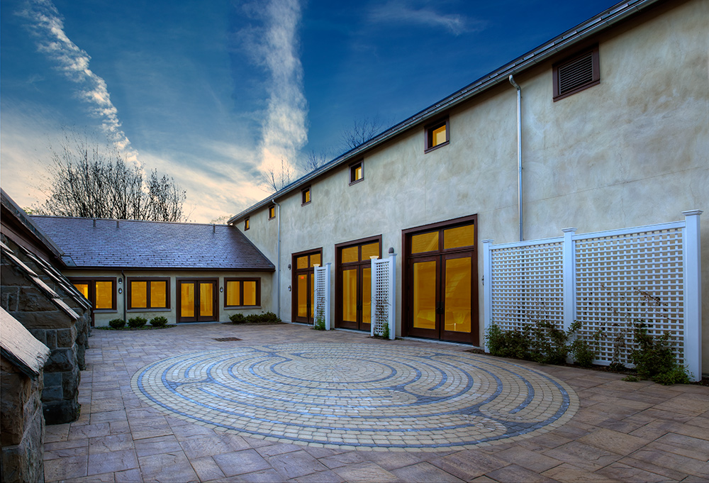St-Stephens-Episcopal_Courtyard_AnnaWesolowska.jpg