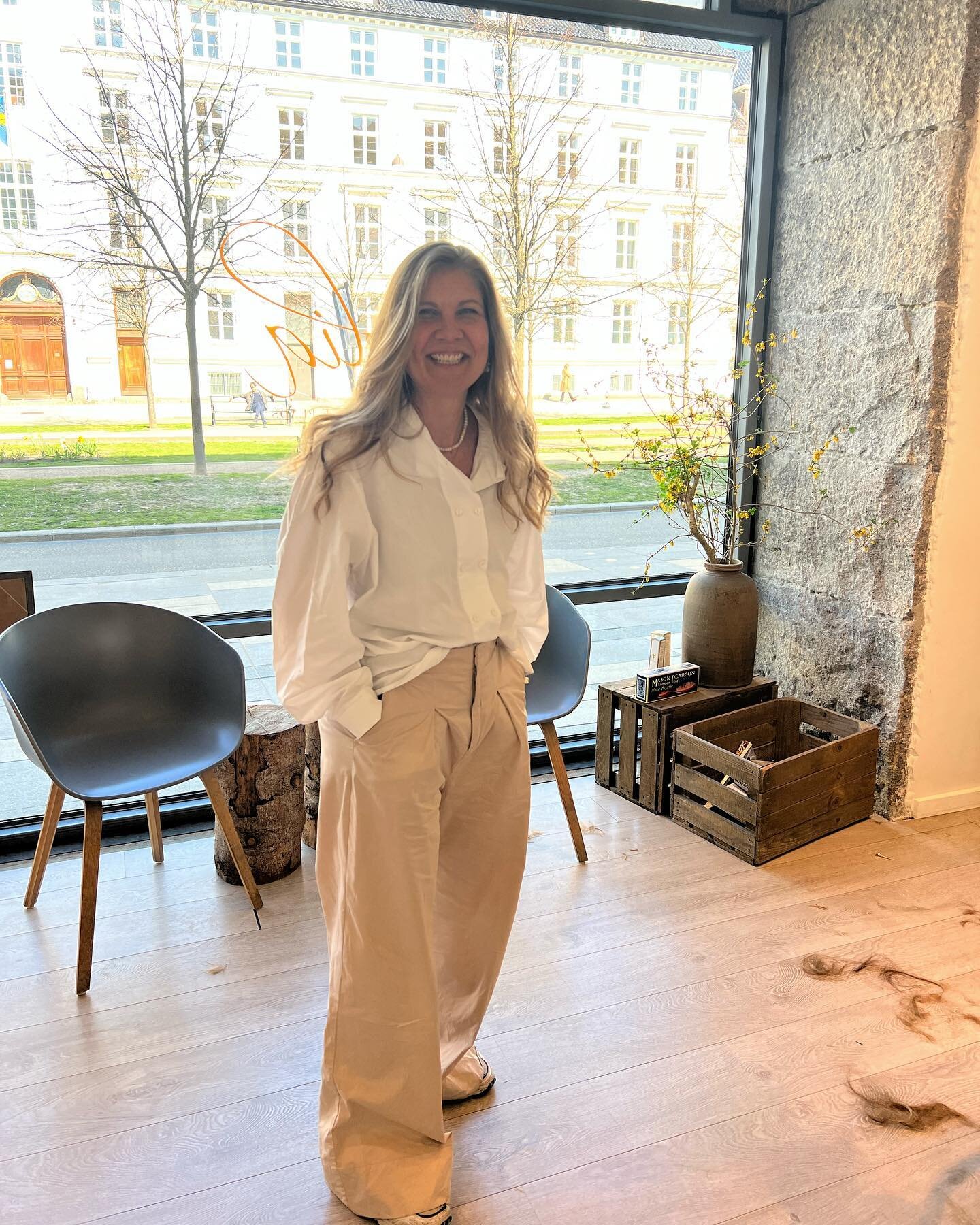 Den dag sk&oslash;nne @sispigen @sissedinesenjewelry var forbi til rapunzel klip og farve &hellip; 🐚  Altid hyggeligt med dig s&oslash;deste Sisse! 🤩💕🫶🏻 

#babylights #balayage #sombre #lowlights #highlightshair #lysningsfarve #haircut #haircolo