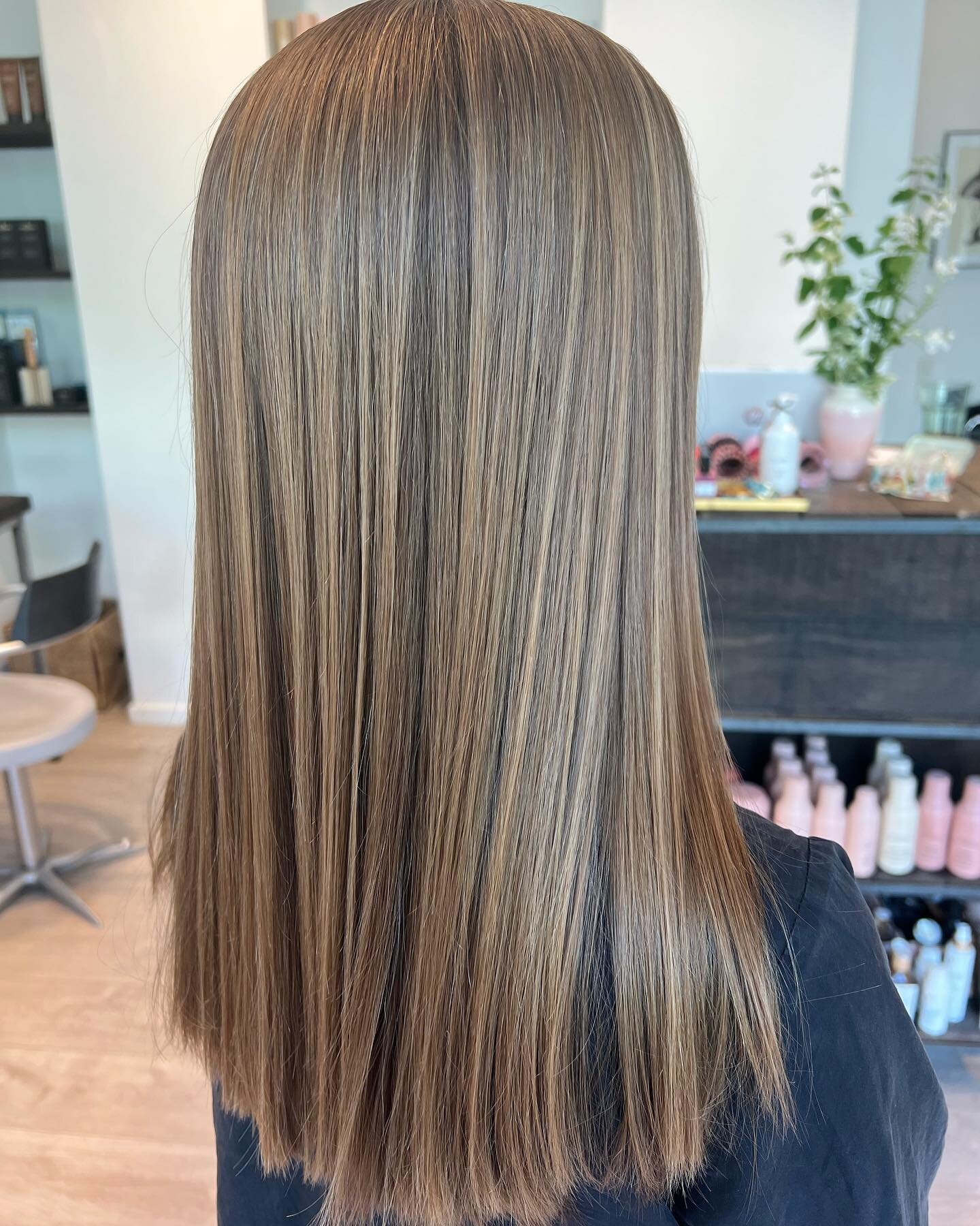 ☀️ N&aring;r pinsesolen danser&hellip; ☀️ Sk&oslash;nne @carolineevald var p&aring; bes&oslash;g hos mig i sidste uge for at f&aring; lavet en lille touch-up med babylights i lyse nuancer for at bryde farven i hendes naturlige m&oslash;rkblonde h&ari
