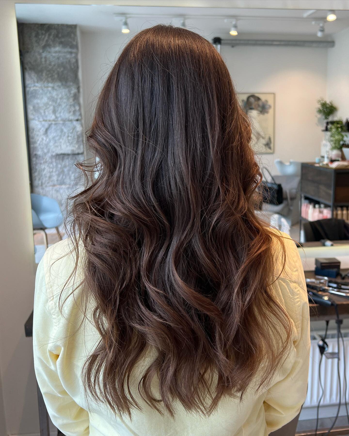 Sk&oslash;nne @katinka.b.kleist er klar til sommerens sol og strand 🩷 
&bull;
&bull;
Klippet af @pernilleoerum2 og stylet med produkter fra @kevinmurphy_denmark @icon_hairspa #youngagain #shimmermeblonde  #bedroomhair #sessionsprayflex  #brunette #h