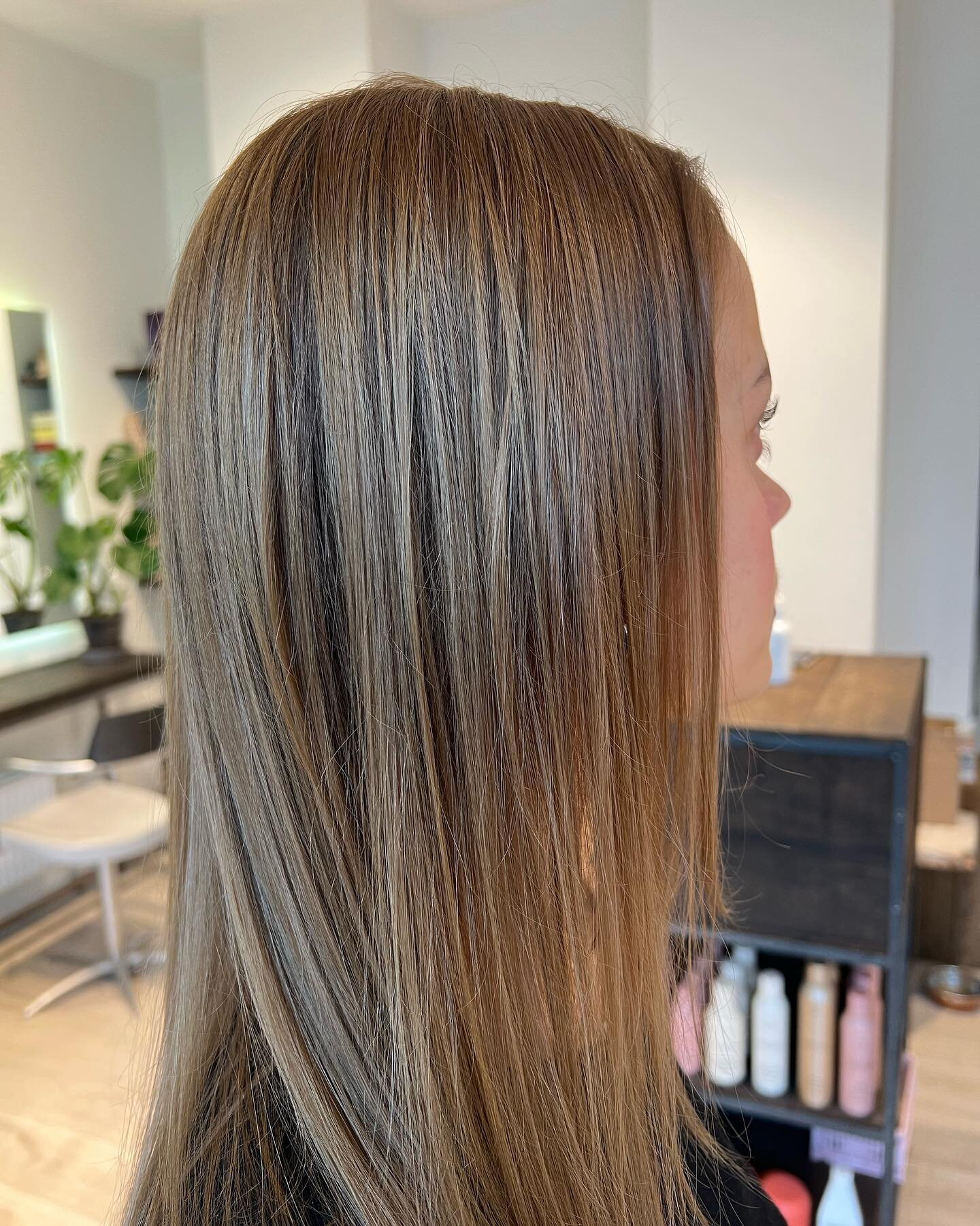 💞 Mushroom hum&oslash;r med fineste @alfamoeller 🤩💞
&bull;
&bull;
&bull;
#bronde #brondehair #blonde #blondehair #hair #faceframebalayage #balayage #babylights #highlights #lowlights #glossing #hairgloss  #hairtransformation #hairgoals #hairstylis