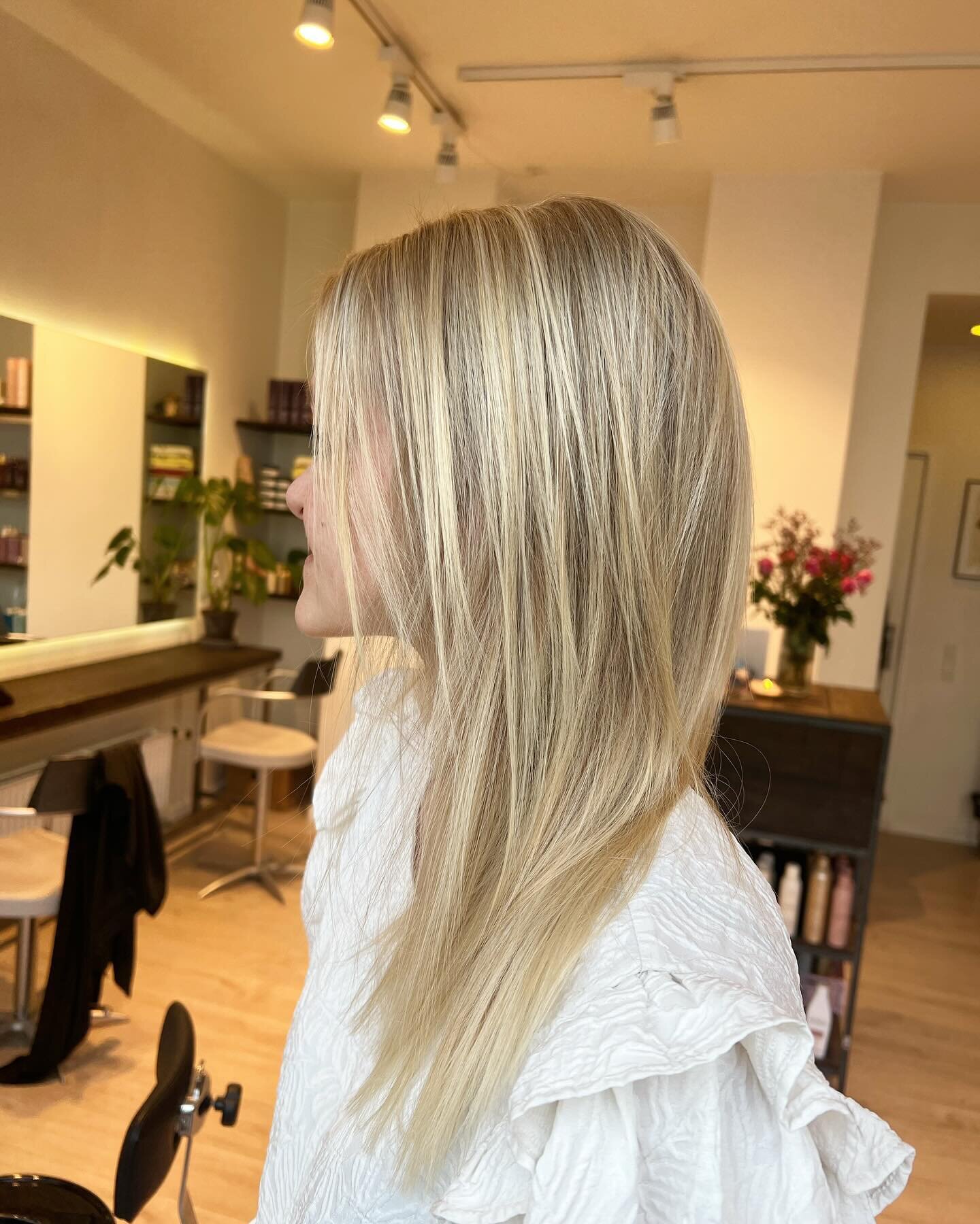 Blondes have more fun&hellip; 💫 

#blonde #blondehighlights #babylights #balayage #hairpainting #hilights #lysningsfarve #rootcolour #haircolour #longhair #hairtreatment #k18 #k18hair #b3 #b3brazilianbondbuilder #fris&oslash;r #fris&oslash;rcph #fri