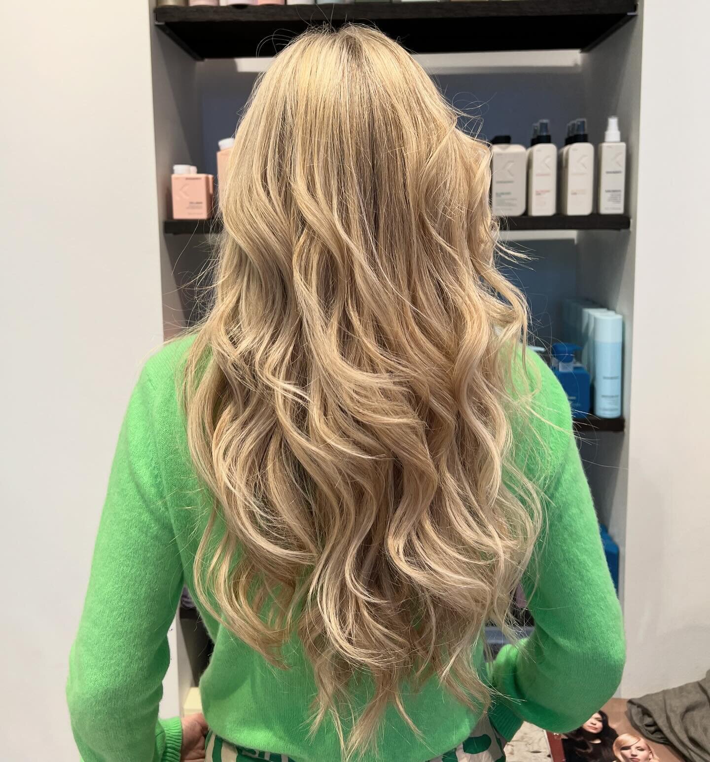 💋 Blondes Do Have More Fun They Say&hellip;. ;D 

#blondehair #onceblondealwaysblonde #blondebeauty  #hilights #freehandbalayage #balayage #glossing  #wawyhair #haircut #haircolour #longhair #hairtreatment #b3  #b3brazilianbondbuilder #redkenshadese