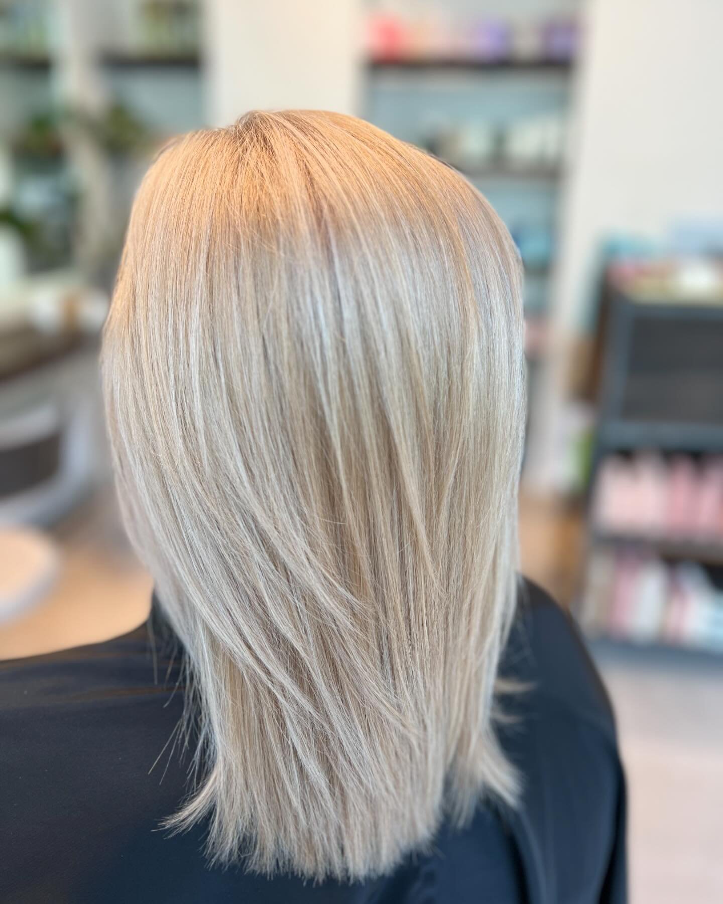 N&aring;r svenskeren kommer hele vejen til K&oslash;benhavn for at f&aring; l&aelig;kkert sommerh&aring;r 🐚 

#sommerblond #helfarve #haircolour #swedishgirl 
#balayage #hilights #lysningsfarve #rootcolor #haircut #longhair #hairtreatment #k18 #k18h