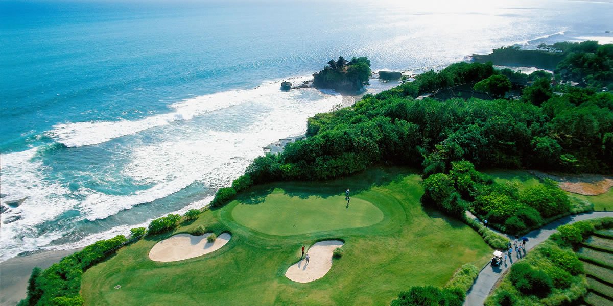 phoca_thumb_l_Hole 7-signature hole facing to Tanah Lot temple and Indian ocean.jpg