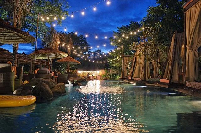 ⠀
Who wants popcorn?! 🍿⠀
⠀
One of our favourite hangouts in the Ubud hills, Folk Pool and Gardens @folkubud hosts a POPCORN CLUB every 2nd and 4th Saturday night of the month.⠀
⠀
From recent releases to Hollywood classics, showings start at 7pm and 