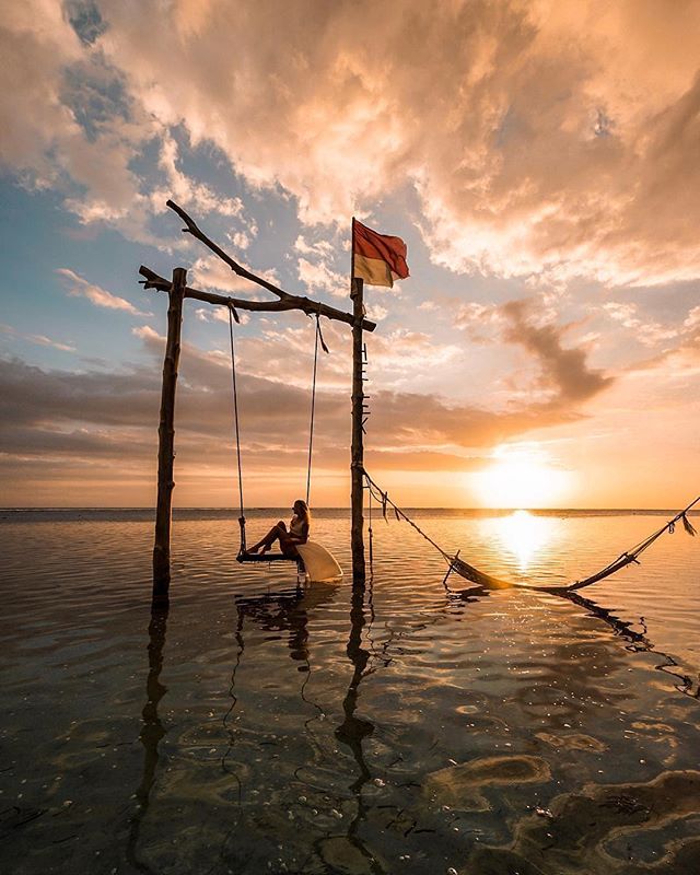Sometimes a holiday on the crystal sea is just what you need to gain a new perspective on life. ☀🌴 || Credit: @meryldenis #gilitrawangan⠀
.⠀
.⠀
.⠀
#thebalibible #travel #bali #nature #sunset #trip #lush #scenery #wanderlust #travlr #travlrindonesia 