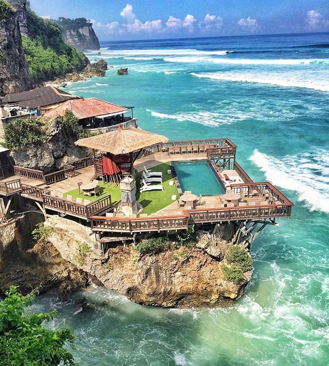 Lounge chairs and umbrellas perched perfectly on a rock in #Uluwatu at #DelphiRockLoungeSulubanBeach #sunbathingtime 😍☀🌴💦 || Credit: @fillej_bball⠀
-----------------------------------⠀
Entrance fee idr 200.000 ⠀
.⠀
.⠀
.⠀
#thebalibible #travel #bal