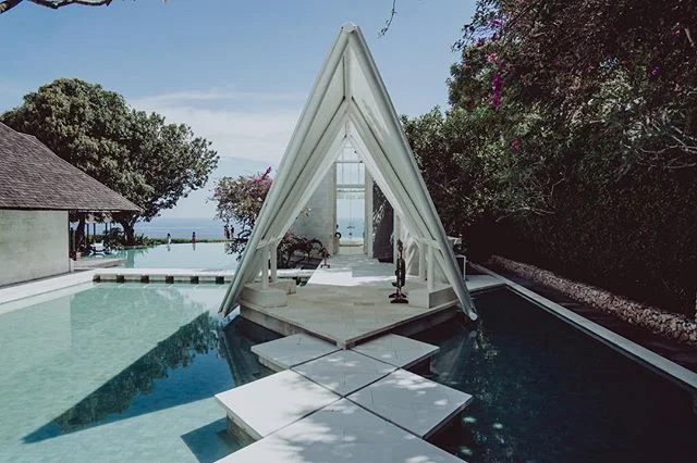 ​Set upon the southern cliff tops of Bali with sweeping views of the Indian Ocean, Tirtha Uluwatu's Glass Chapel is designed to host weddings with a sense of magic ✨ @tirthabridal ⠀
⠀
You will cherish the many beautiful moments of your wedding day fo