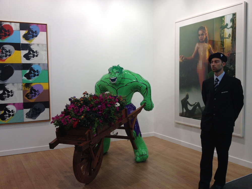 Jeff Koons under close watch from Swiss guard