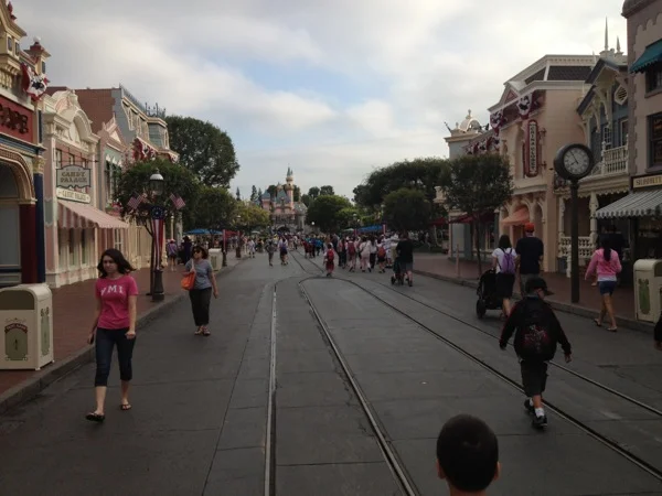 Disneyland Main Street. Look at the total lack of crowds. Get. Up. Early!