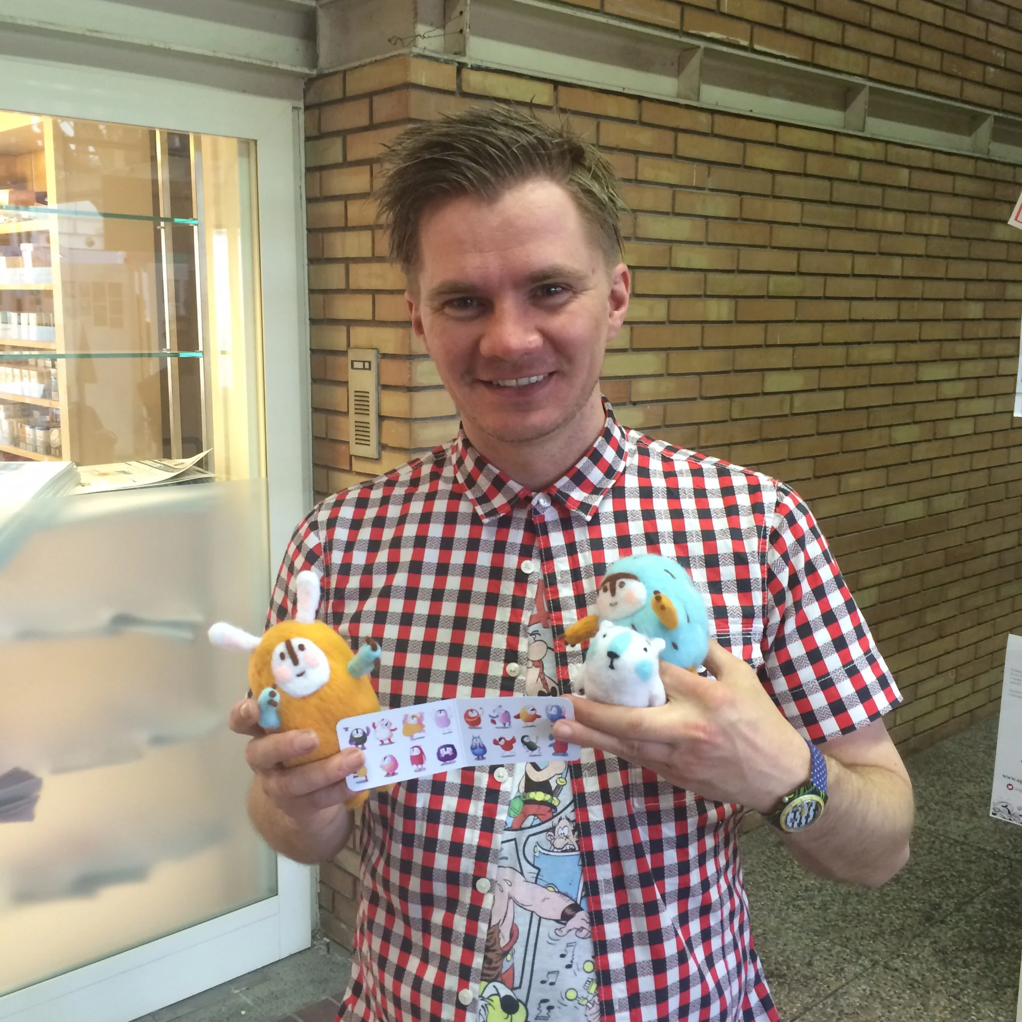 Holding plushes by Ariane Hofmann-Maniyar .