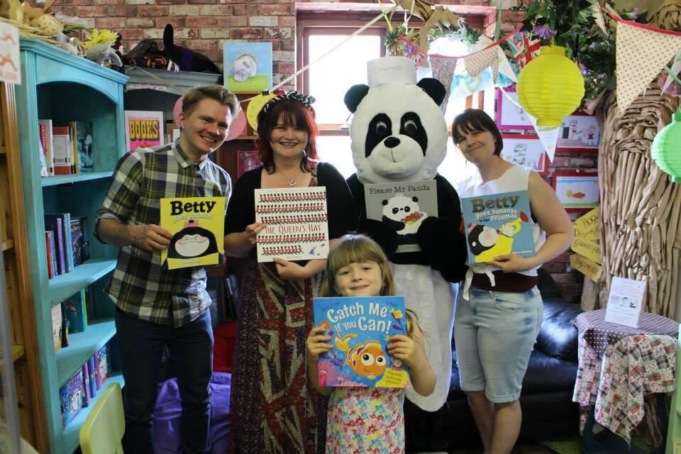 Jo Byatt's daughter, Monet, cheekily pops into the frame with her mum's illustrator debut, CATCH ME IF YOU CAN! , written by David Styring and published by Igloo Books.