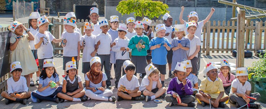 Broadwater Primary School wearing their paper crowns for a CLASS PHOTO. (Photo by Emerson Wimsey)