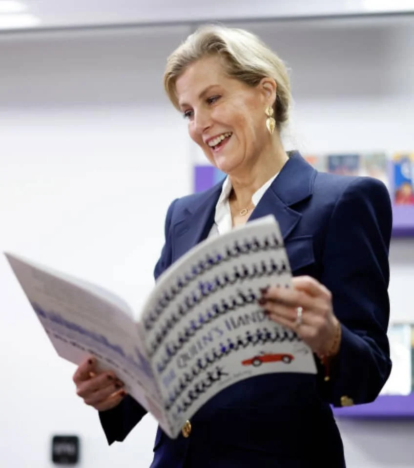 the queens handbag by steve antony read by the Duchess of Edinburgh.jpg