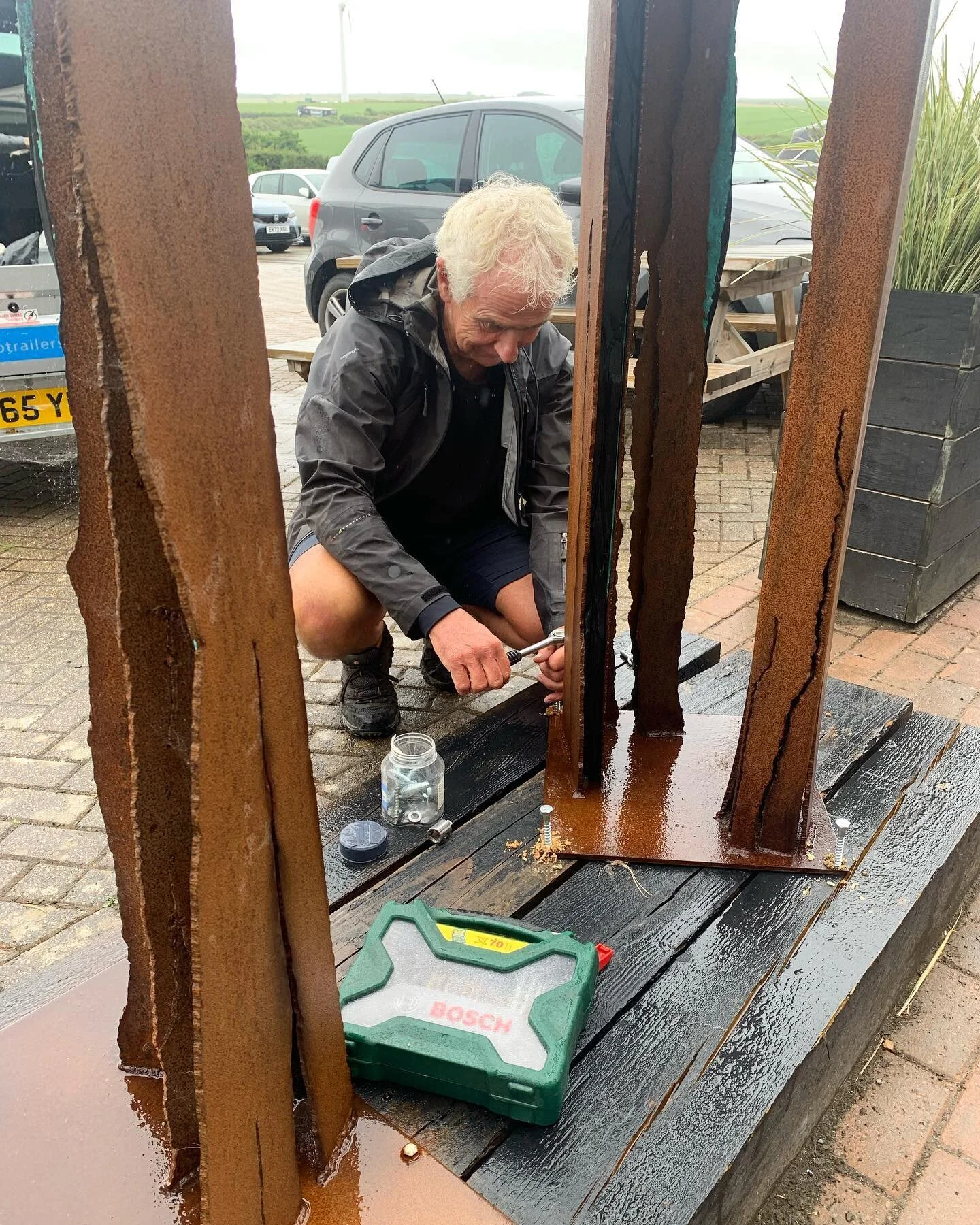Installing Fragment XVI outside @circlecontemporarygallery on an unusually damp day.  Fragment XVI 310cm x40x40, sits next to Fragment XVII 327cm x60x60. Both made from steel, charred Cornish oak, patinated copper.  #christopherchandlersculptor #josa