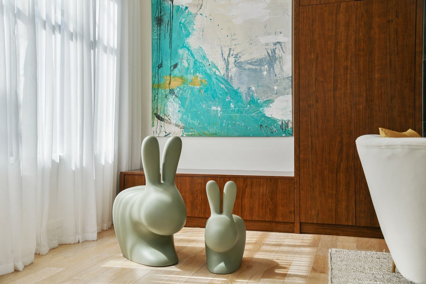 Entering Easter, we have incorporated rabbit chairs by Stefano Giovannoni for @Queeboo_official into our residential project, which brings us great delight. My design philosophy revolves around creating spaces that cater to all individuals, regardles