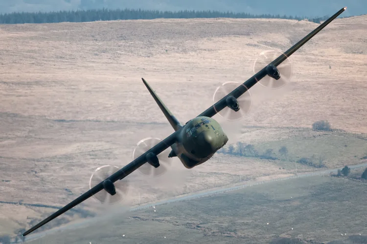 Crew line up the RAF Hercules C-130J for Cadair Idris pass, you can also see wing tip vortices trailing from the tips.