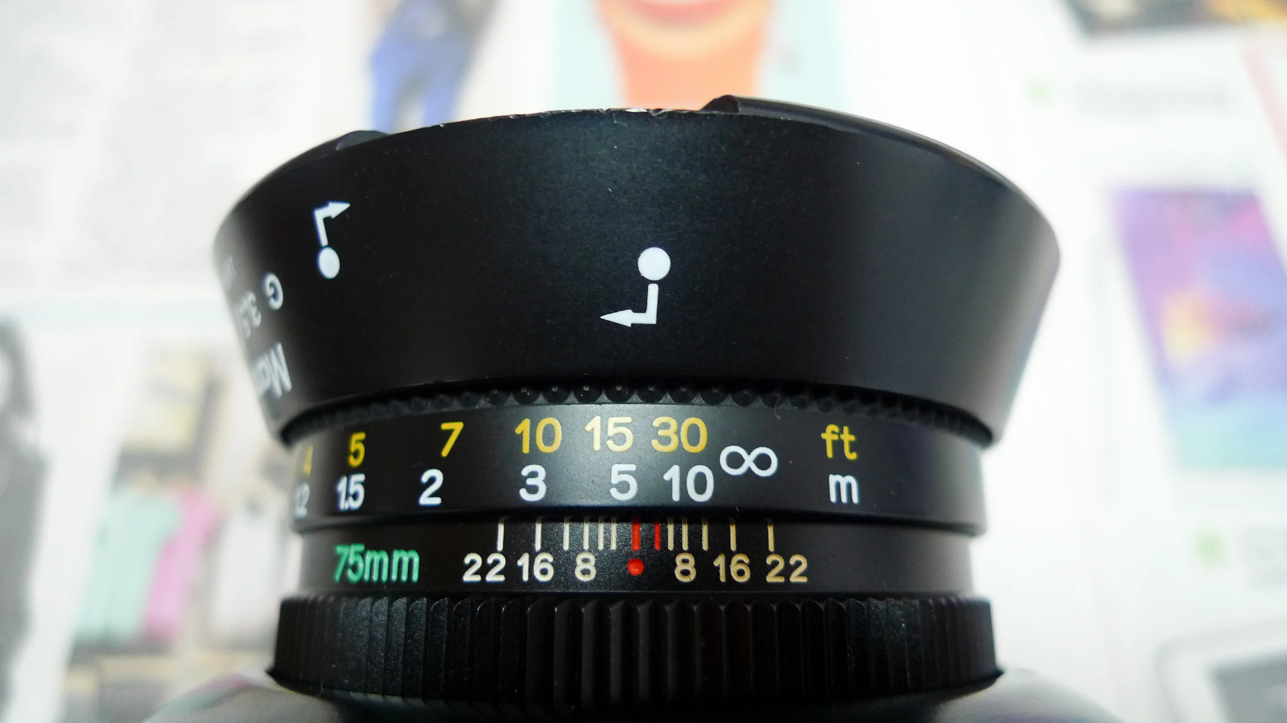 To keep the lens hood, reverse it and follow the labels