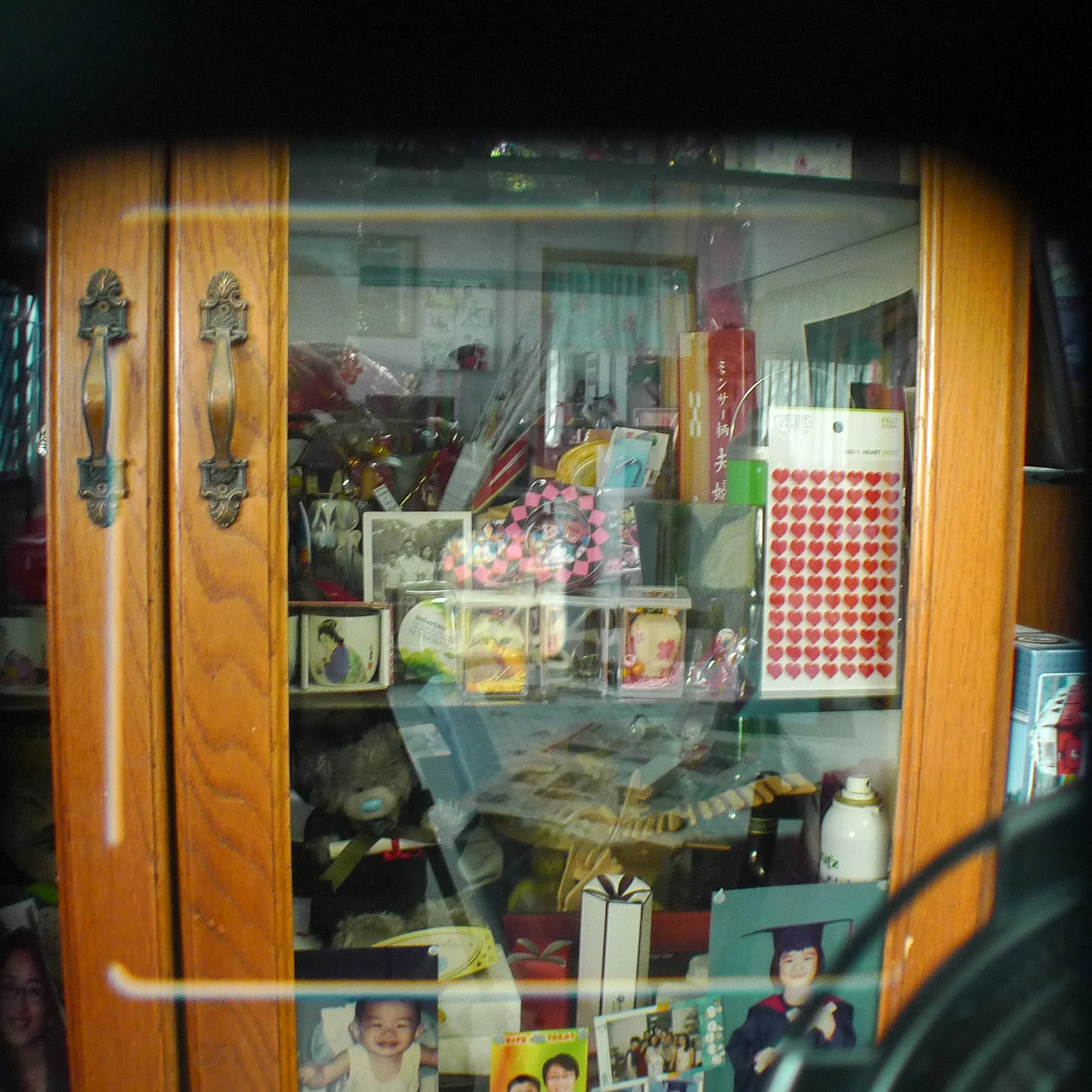 Bright frameline and focusing patch. The lens hood at the bottom right is also not blocking the view.