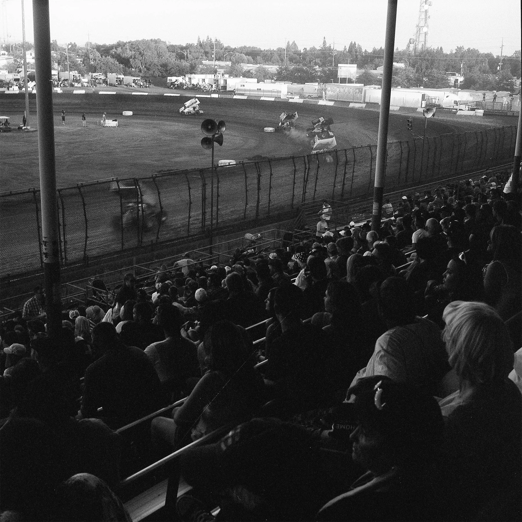 Corner_YashicaMatLM_TMAX400@1600_GabiRoozee.jpg