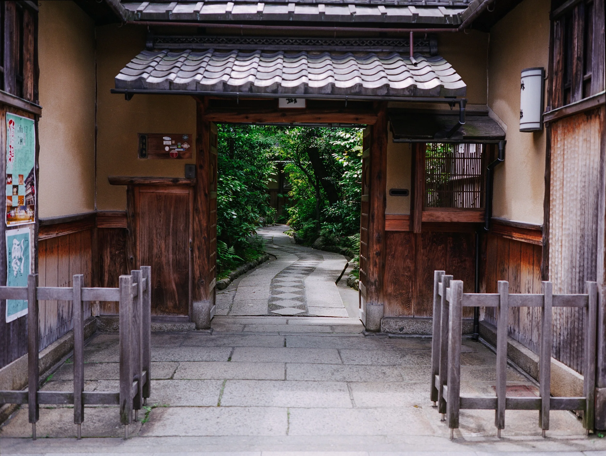Fuji GA645 in Kyoto. Scan by SilverFast 8.8 with Epson V750