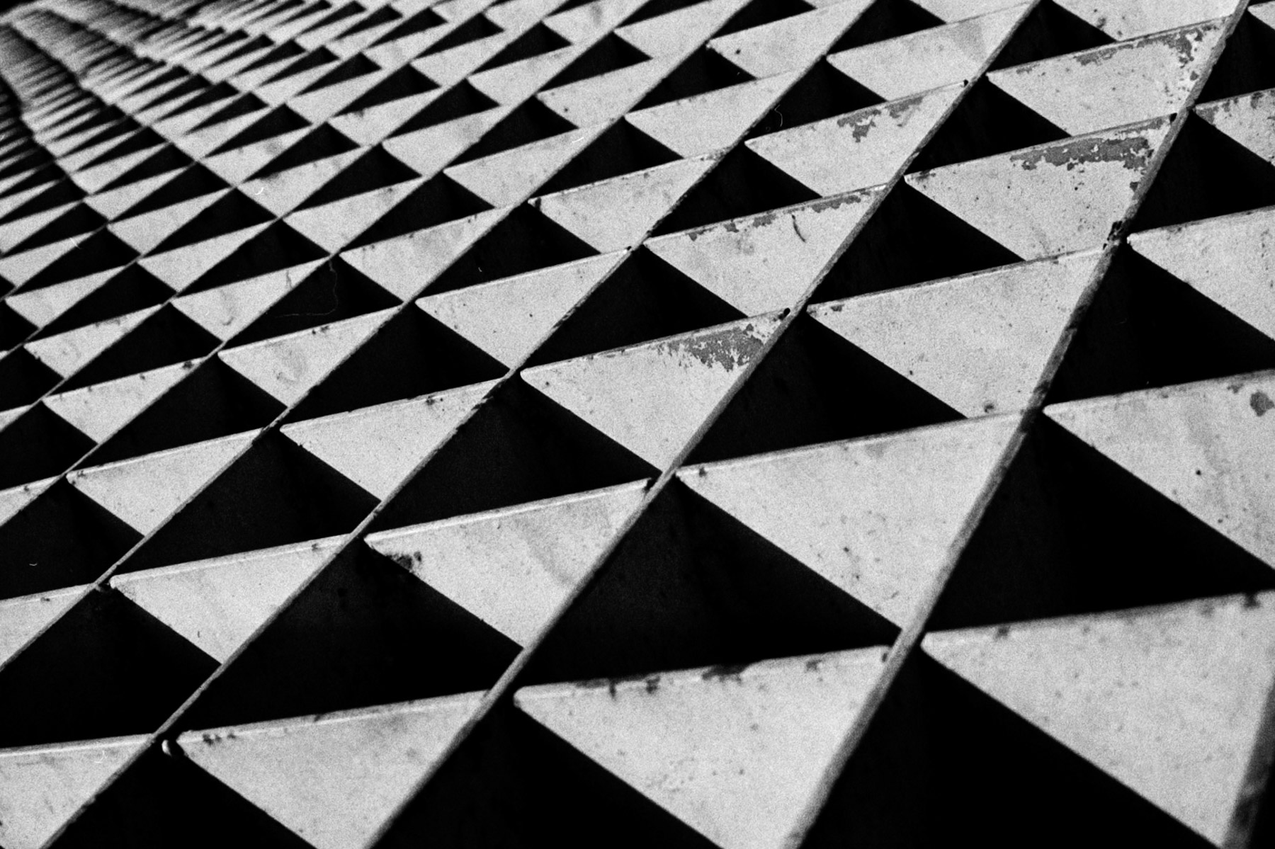 About squares and triangles | Asahi Pentax Spotmatic | Kodak TriX 400 | Efrain Bojorquez