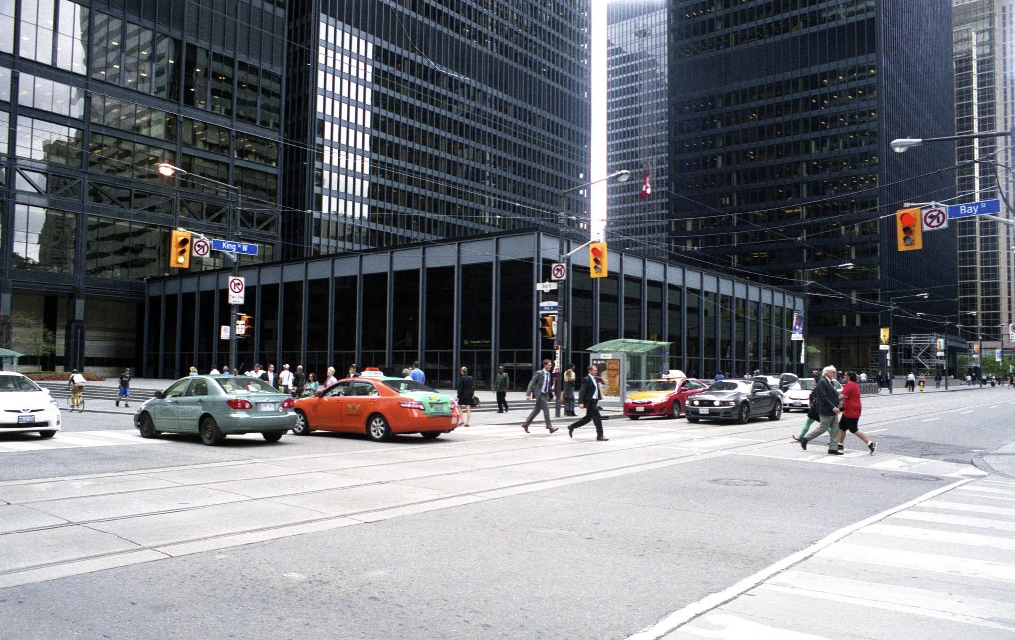 King and Bay - Olympus OM-4 - Zuiko 28mm f/3.5 - Fuji Pro 400H