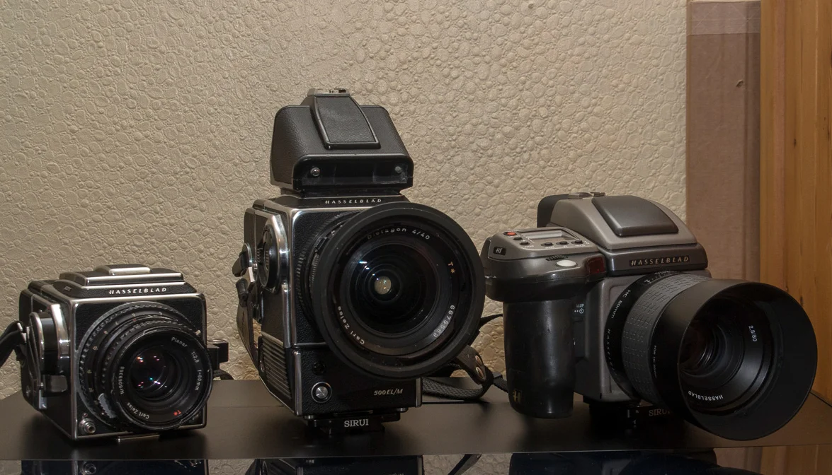 The H1 dwarfs the 503CX, but not he 500 EL/M with prism