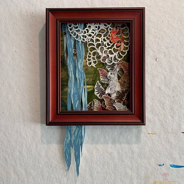 This guy is all finished up. The photos hide how dimensional these are but you get the general idea. Also just got my order of @waverlycolorco inks so maybe a bigger drawing is in my future. .
.
#art #waverlycolorco #collage #rubberstampart #screenpr