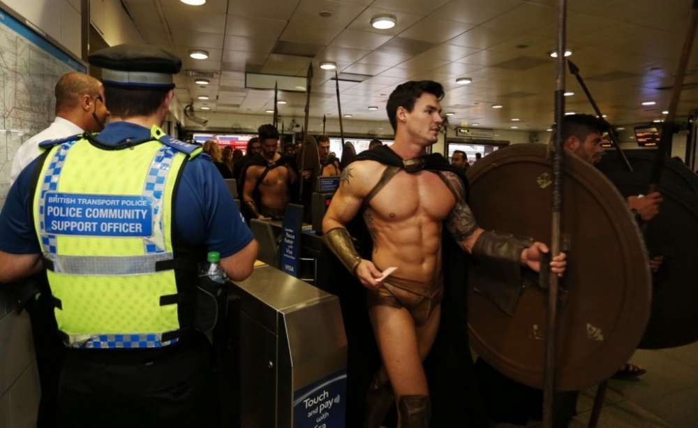 300-spartans-at-the-london-underground-coolest-flashmob-artnaz-com-4.jpg