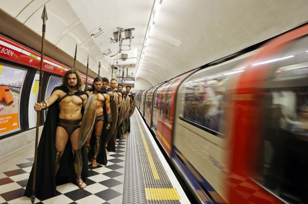300-spartans-at-the-london-underground-coolest-flashmob-artnaz-com-5.jpg