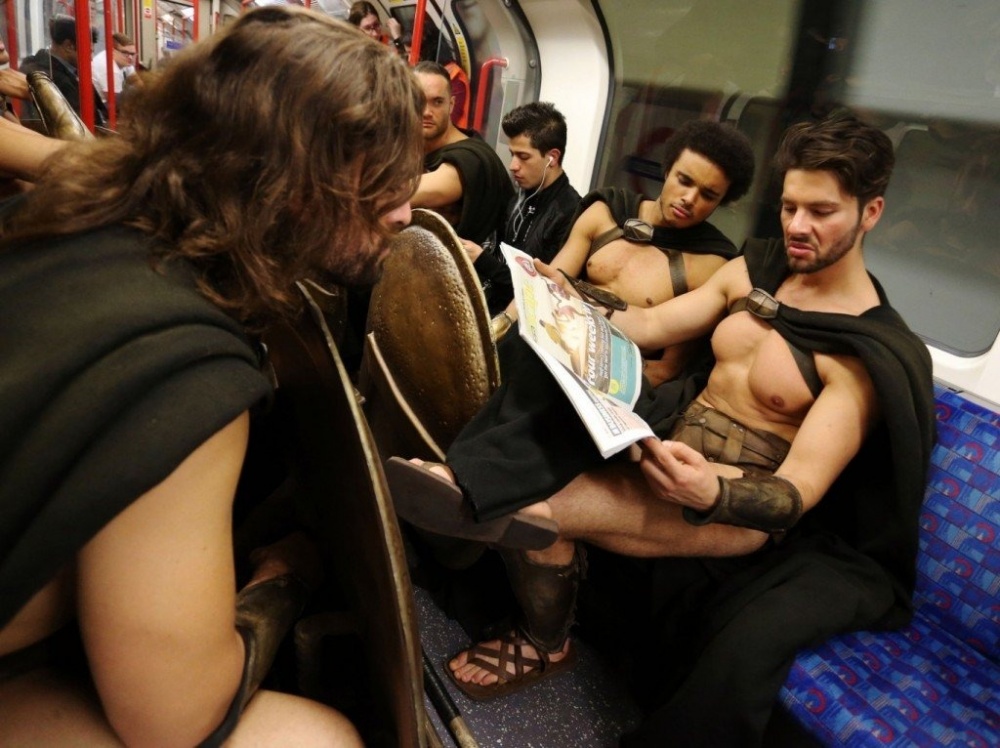 300-spartans-at-the-london-underground-coolest-flashmob-artnaz-com-7.jpg