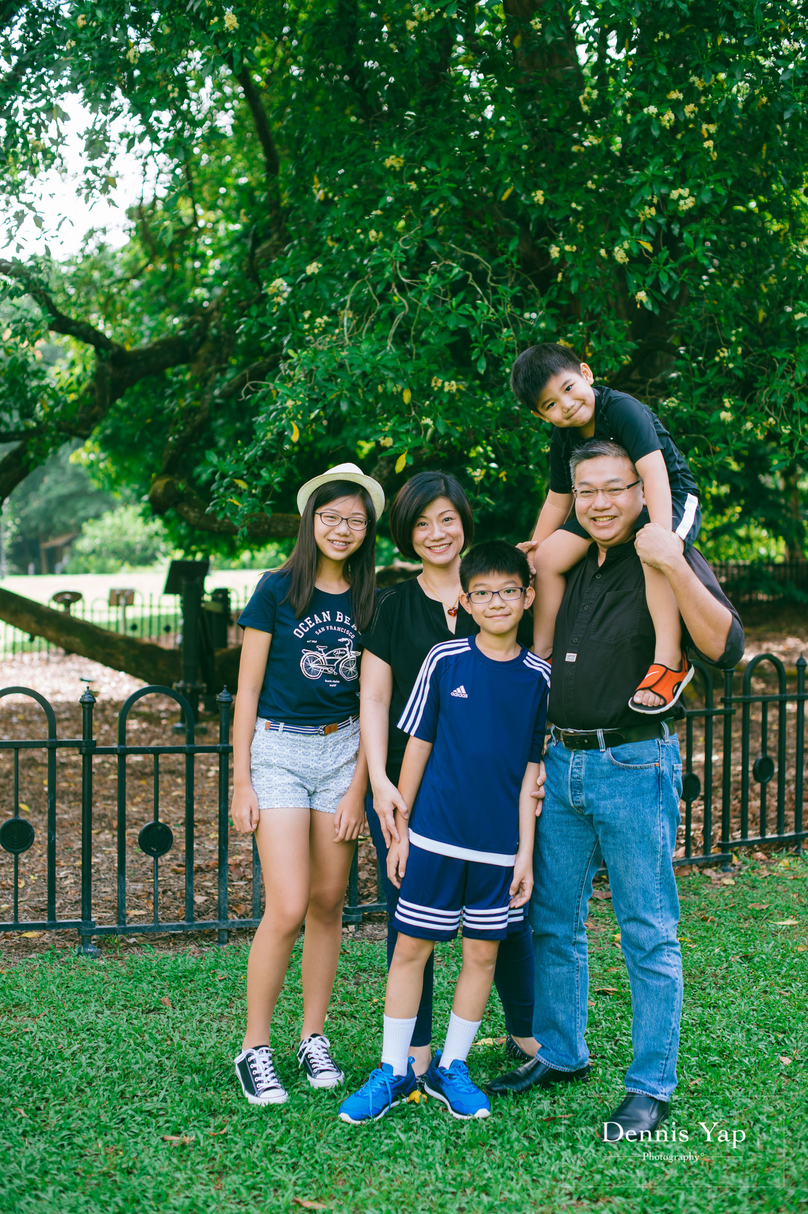 mai yin family portrait singapore botanical garden dennis yap photography malaysia-1.jpg