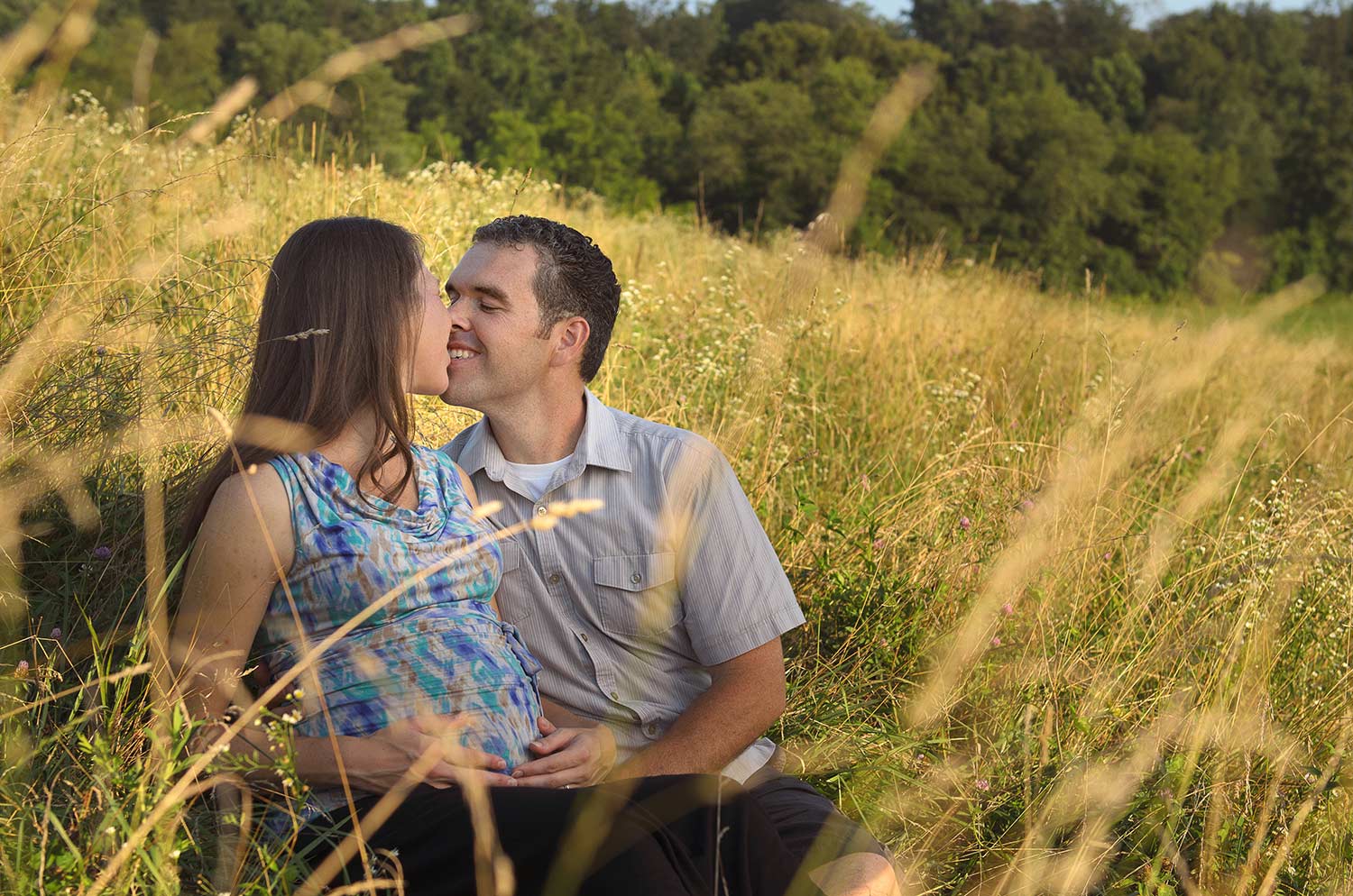 couple_kissing_field.jpg