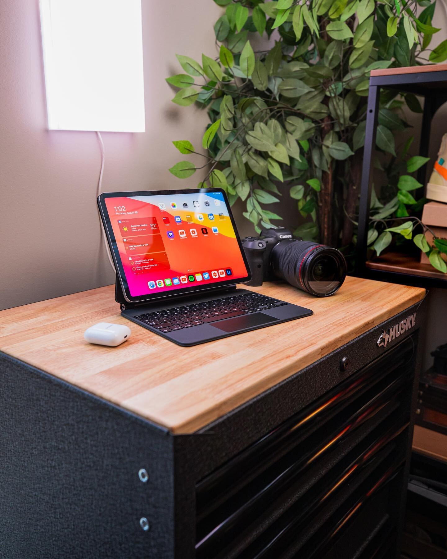 Spent last night making some tweaks to my office and accidentally made this minimal photo editing setup in the corner and low key love it. 

I think the key to any home office or space is to make sure everything has multiple uses aka this Husky tool 