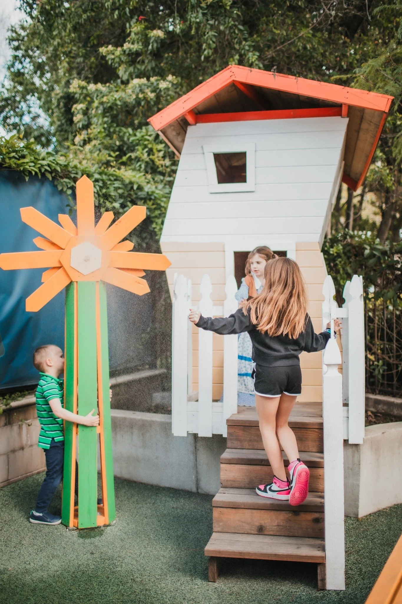 Hot day? We&rsquo;ve got the perfect chill spot ☀️❄️
The water flower will keep you cool with a refreshing mist, the water table is ready for splashing fun, and our air conditioning will keep you cool while you explore!