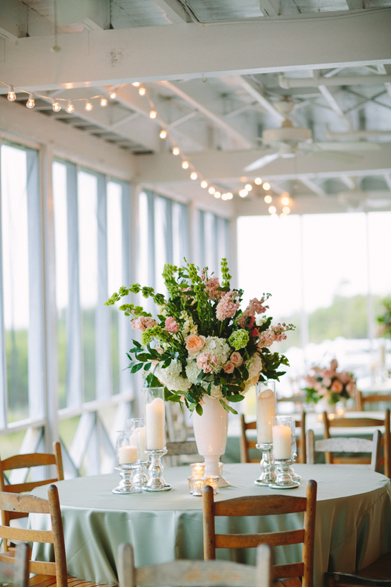 wrightsville-beach-wedding-porch-table-floral-centerpieces-with-mint-linens
