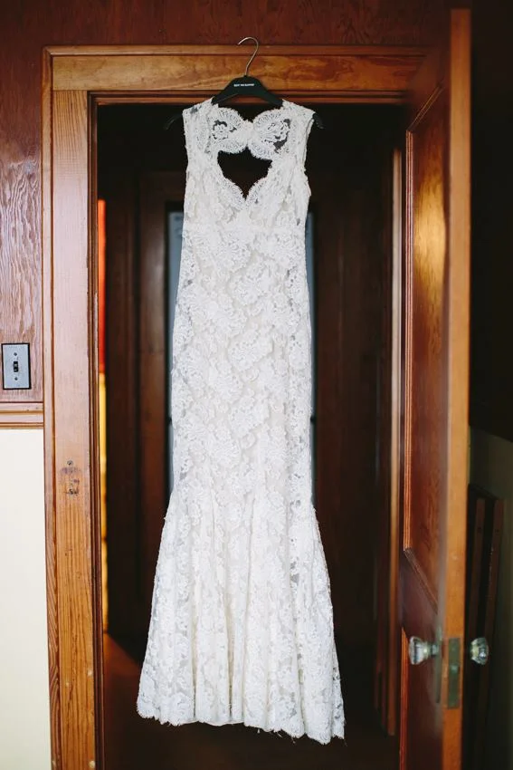 monique-lhuillier-scarlet-gown-lace-keyhole-back-wed-on-canvas