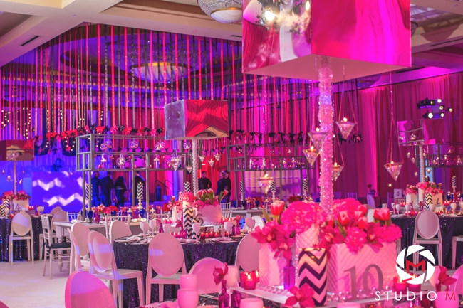 luxury-bat-mitzvah-sara-renee-events-painter-artist-wed-on-canvas-ben-keys-art-fuchsia-and-navy